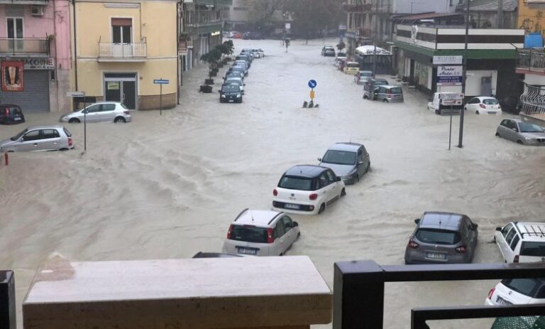 Alluvione a Crotone – Violento nubifragio travolge il Nord della Calabria Jonica