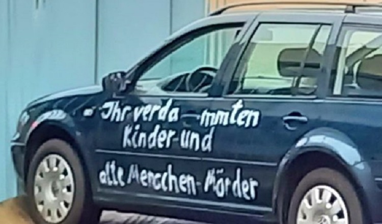 Berlino: auto contro Merkel