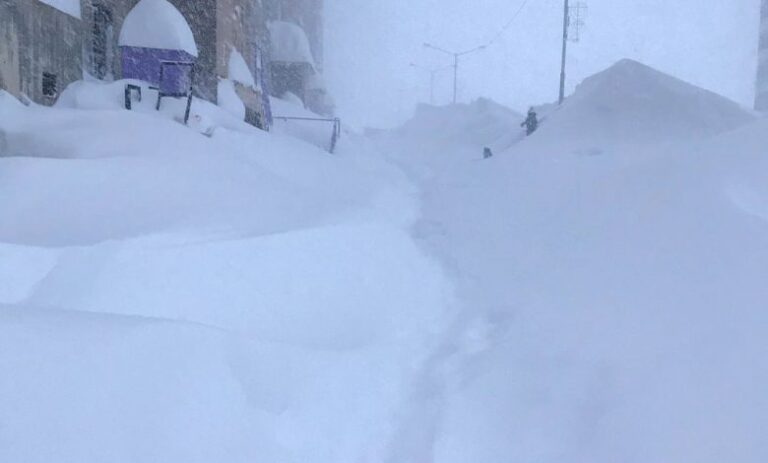 Norilsk (Russia) – Città coperta dalla neve: auto coperte da 4 metri di neve