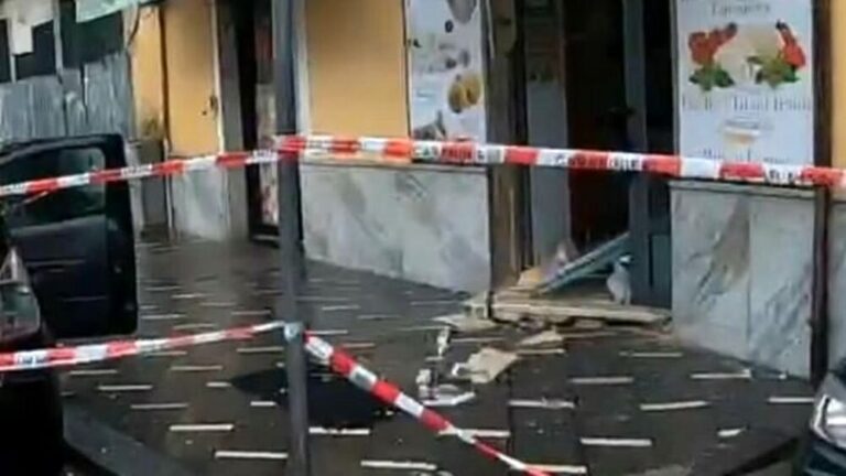 Atripalda (Avellino) – Esplode bomba davanti all’ingresso di un negozio
