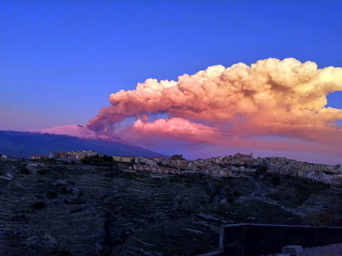 L’Etna da spettacolo e porta la cenere vulcanica fino a Palermo