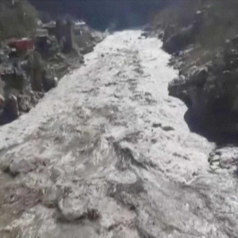 India – Crollo dei ghiacci sull’Himalaya: travolti ponti e strade, si temono molte vittime (VIDEO)