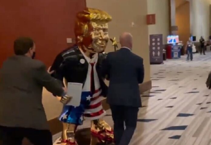 Statua dorata di Trump
