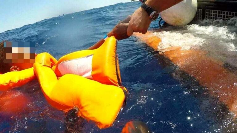 Lampedusa (Agrigento) – Barcone si ribalta durante i soccorsi: in arrivo tante imbarcazioni dalla Tunisia