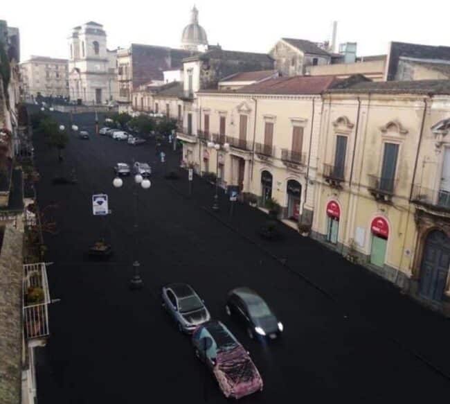 Giarre (Catania) – Cittadini ripuliscono le strade della cenere