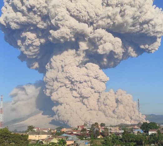 Indonesia – Eruzione del Vulcano Sinabung: colonna di fumo alta 5 km! (Video e Foto)