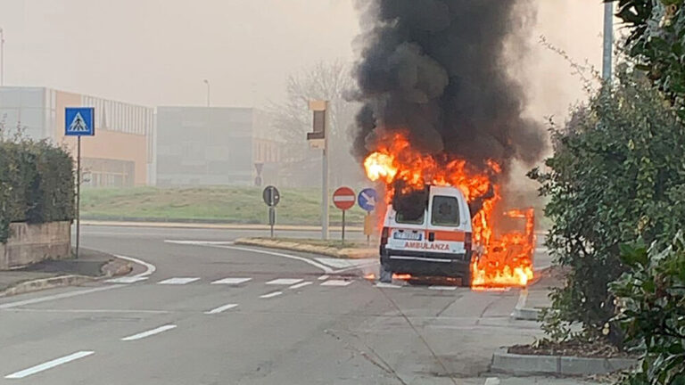 Cavezzo (Modena) – Ambulanza prende fuoco durante un trasporto