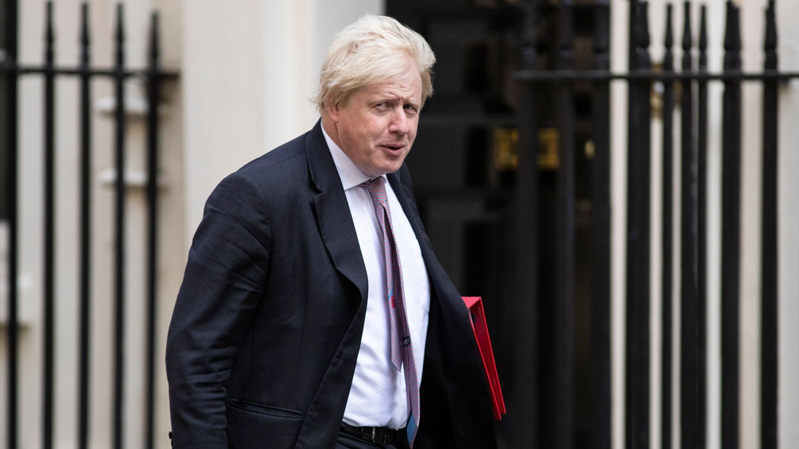 Johnson si dimette dalla carica di primo ministro