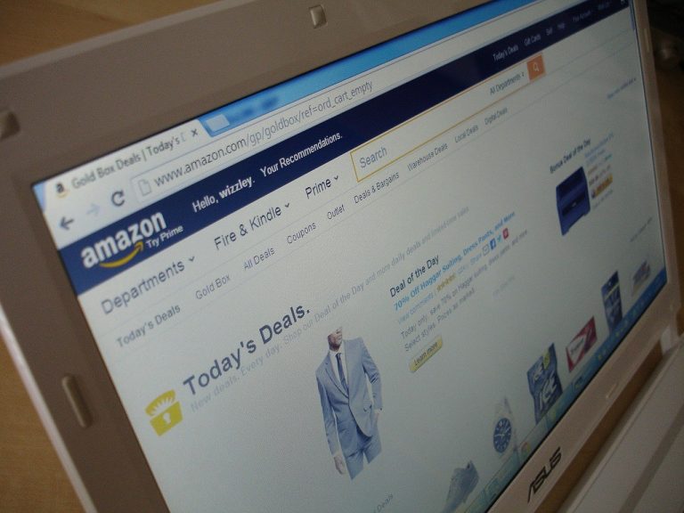 Amazon: boom di recensioni false e l’attacco ai social
