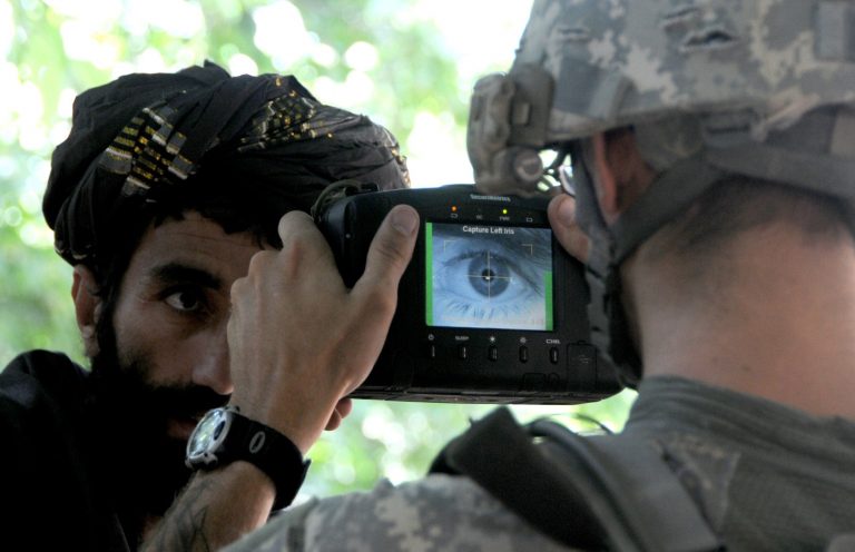 Collaboratori afghani in pericolo: talebani raccolgono dati biometrici