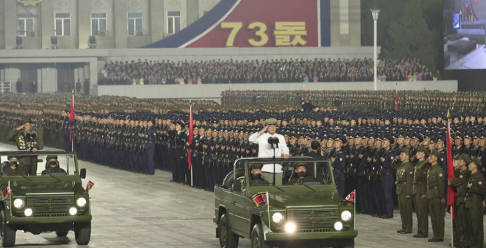 Parata militare a Pyongyang per festeggiare i 73 anni