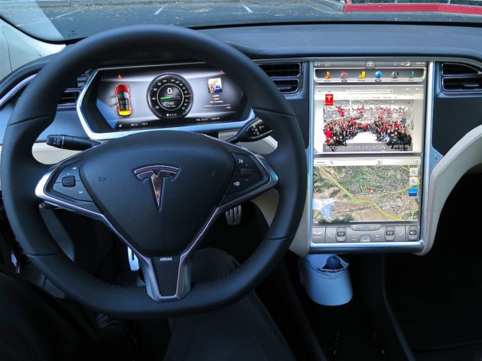 Indagini su Tesla: richiesti dati su Autopilot