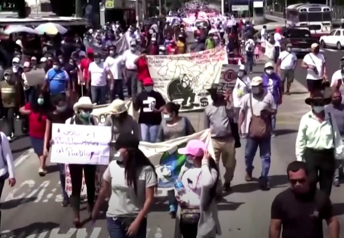 El Salvador: migliaia in piazza contro il governo Bukele