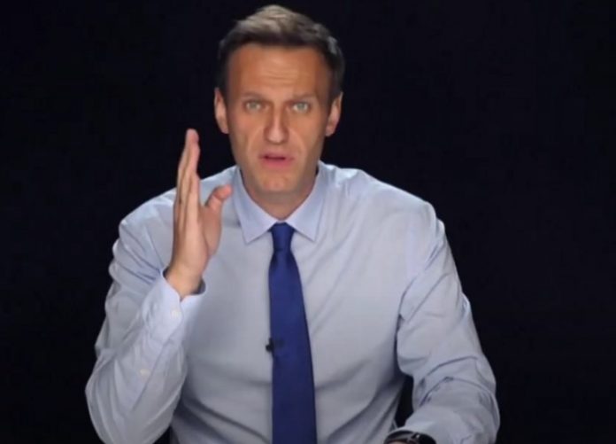 Navalny invita i francesi a votare per Macron