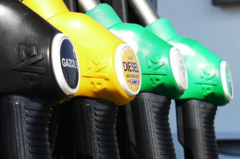 Aumento benzina: prezzi mai così alti dal 2014