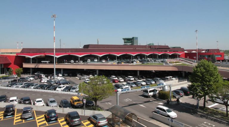 Auto abbandonate in aeroporto: 10 modelli all’asta