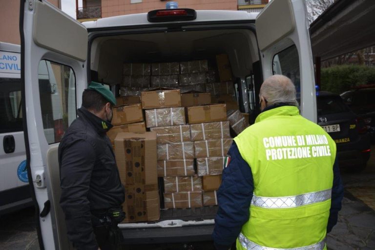 GdF di Milano sequestrate 13mila sciarpe confiscate da destinare a persone senza fissa dimora