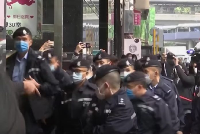 Hong Kong: Stand News chiude dopo raid della polizia