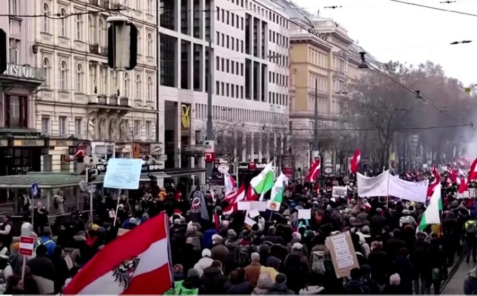 Vienna: 40.000 marciano contro il lockdown