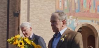 Bill Clinton e George Bush visitano una chiesa ucraina a Chicago  