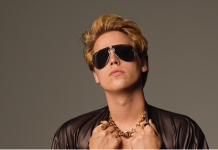 Cole Sprouse occhiali Versace