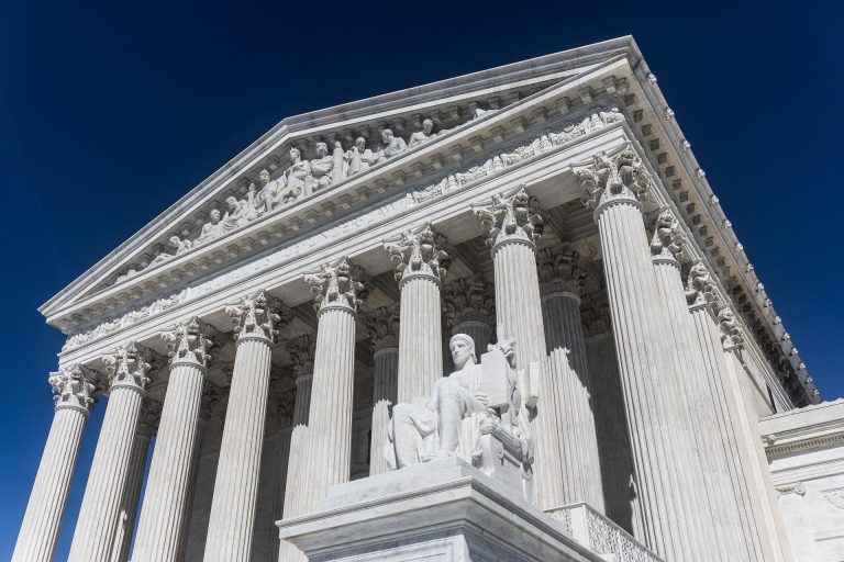 La Corte Suprema, massimo potere e minima legittimità