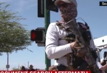 Phoenix: sostenitori di Trump armati si radunano fuori dall’ufficio dell’FBI  