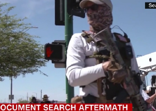 Phoenix: sostenitori di Trump armati si radunano fuori dall’ufficio dell’FBI  