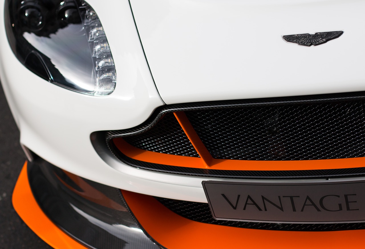 Aston Martin V12 Vantage Roadster: la presentazione è vicina
