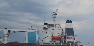 Prima nave carica di grano lascia il porto di Odessa