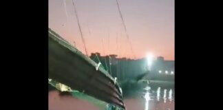 India: crollo di un ponte pedonale
