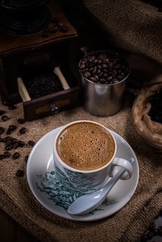 L’ora del caffè. Benefici ed effetti negativi della bevanda