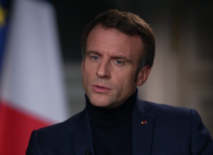 Macron: mantengo comunicazioni regolari con Putin