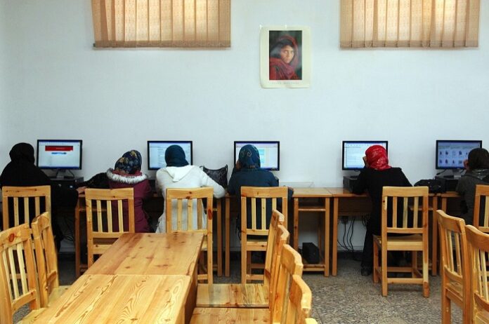 Afghanistan: le donne cercano un'alternativa per proseguire la loro istruzione