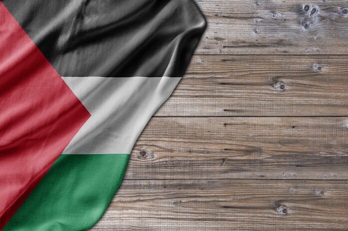 Israele ordina alla polizia di rimuovere le bandiere palestinesi dagli spazi pubblici