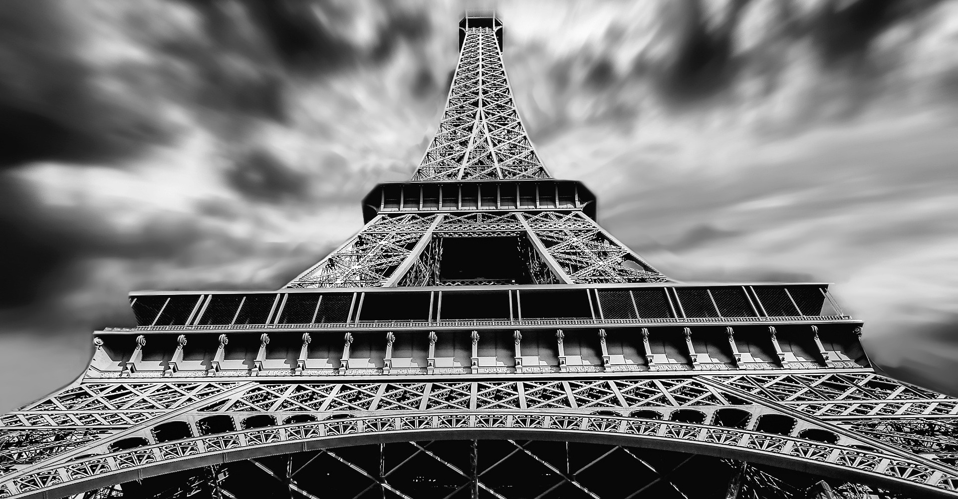La Torre Eiffel potrebbe aver ispirato “La notte stellata” di Van Gogh