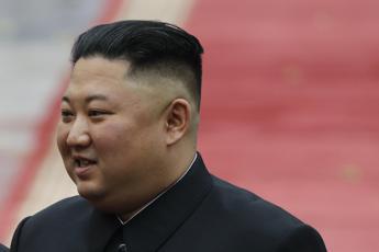Corea del Nord: Kim supervisiona il test del lanciarazzi