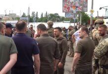 Zelensky visita Kherson dopo la distruzione della diga