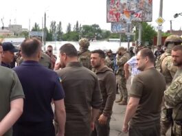 Zelensky visita Kherson dopo la distruzione della diga