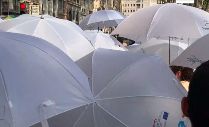 Marcia degli ombrelli a Lione: solidarietà a rifugiati