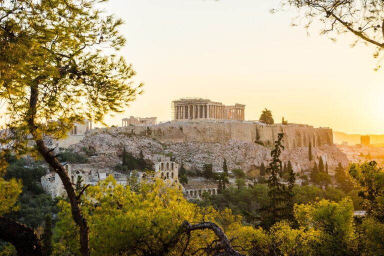 L’Acropoli ora: crisi per l’aumento del numero di visitatori, che travolge il tesoro greco
