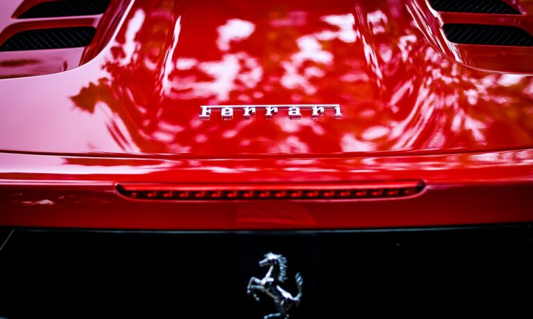 Una Ferrari su sei è già finita nelle mani di un miliardario cinese. E il governo li guarda con sospetto