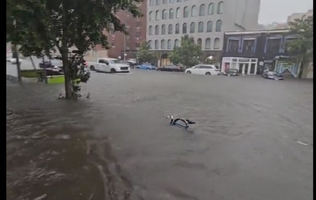 New York City bloccata da forti piogge e inondazioni