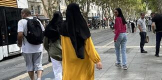 Francia: allontanate dalla scuola dozzine di ragazze musulmane perché indossano l’abaya