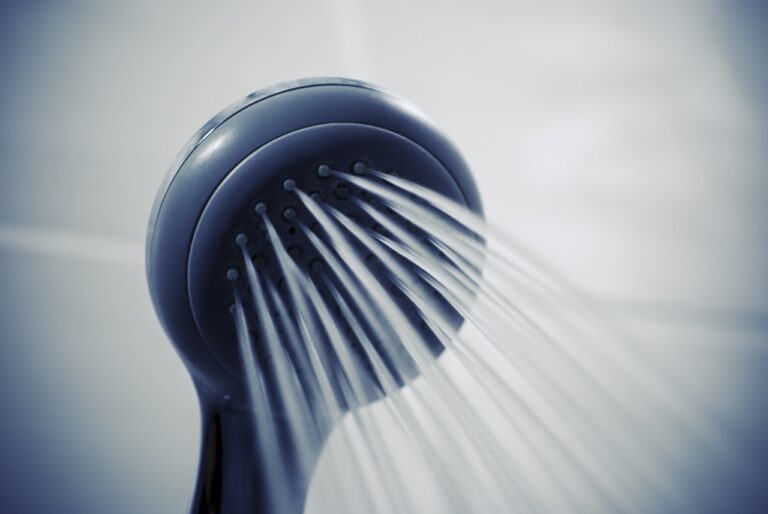 I benefici delle docce fredde: perché provarle