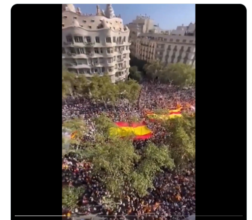 Protesta di massa a Barcellona contro la possibile amnistia per i separatisti catalani