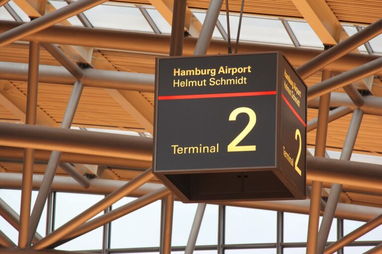 Bloccato l’aeroporto di Amburgo per una “disputa di custodia con ostaggi”