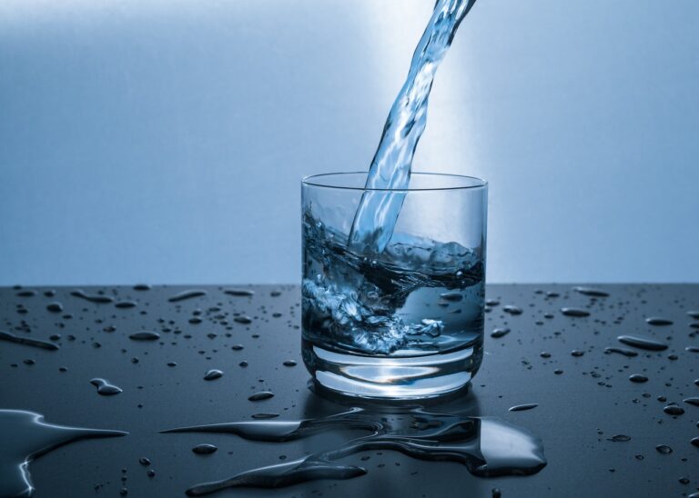 10 incredibili benefici dell’acqua potabile
