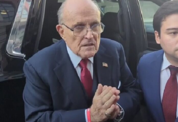Rudy Giuliani condannato a pagare 148 milioni di dollari nel caso di diffamazione