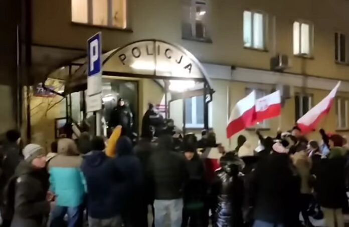 Polonia: arrestati due ex ministri nel palazzo presidenziale